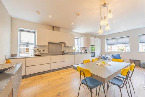 2 bedroom apartment for sale, ST HILDAS MEWS, IMPERIAL AVENUE, Westcliff-On-Sea