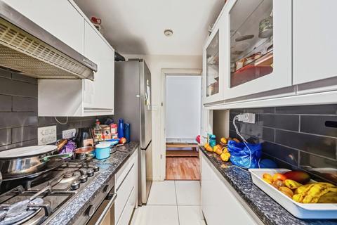 2 bedroom flat to rent, Beaulieu Avenue, London, E16