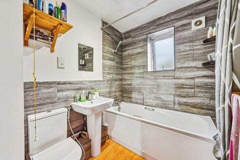 2 bedroom flat to rent, Beaulieu Avenue, London, E16