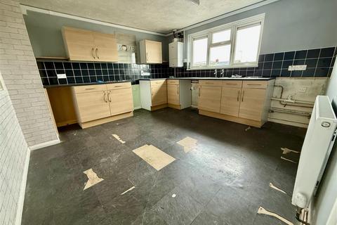 2 bedroom flat for sale, Neeld Crescent, Chippenham