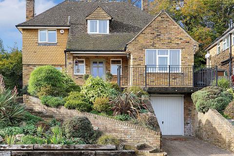 5 bedroom detached house for sale, St James Close, Pangbourne - 5 bedrooms. Walk to shops & station to London,