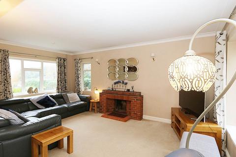 5 bedroom detached house for sale, St James Close, Pangbourne - 5 bedrooms. Walk to shops & station to London,