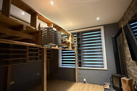 Studio to rent, , Oak House, Park Road, Dewsbury, West Yorkshire