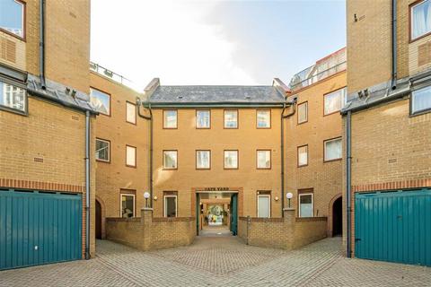 Cape Yard, London E1W