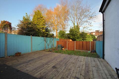 2 bedroom apartment to rent, Twyford Crescent, W3