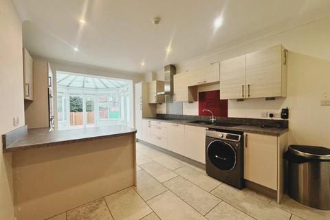 2 bedroom apartment to rent, Twyford Crescent, W3