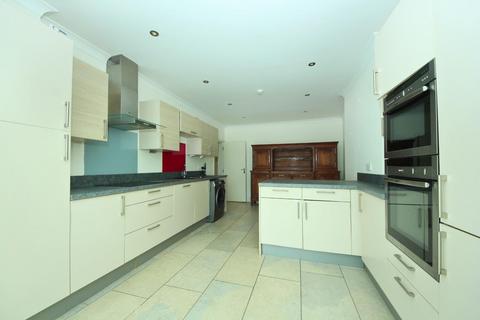2 bedroom apartment to rent, Twyford Crescent, W3