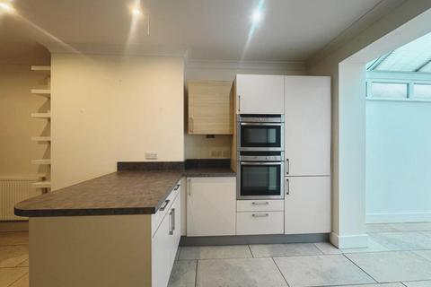 2 bedroom apartment to rent, Twyford Crescent, W3