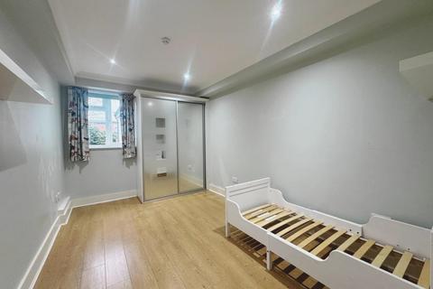 2 bedroom apartment to rent, Twyford Crescent, W3