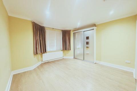 2 bedroom apartment to rent, Twyford Crescent, W3