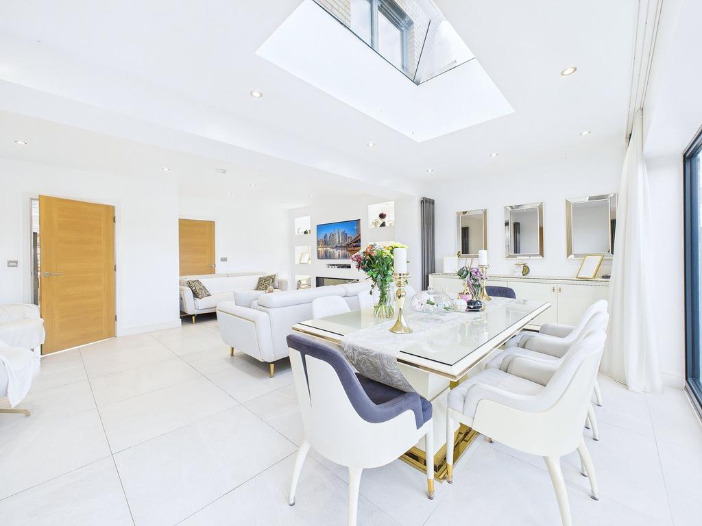 Lounge/Dining Room