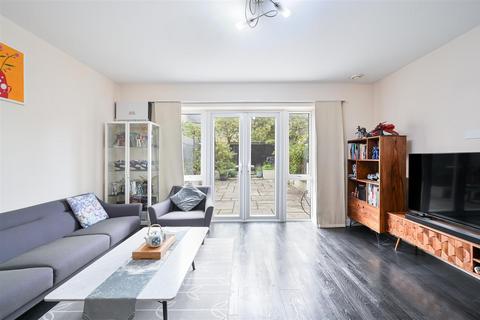 62 Redwood Drive, Epsom, KT19 8FL