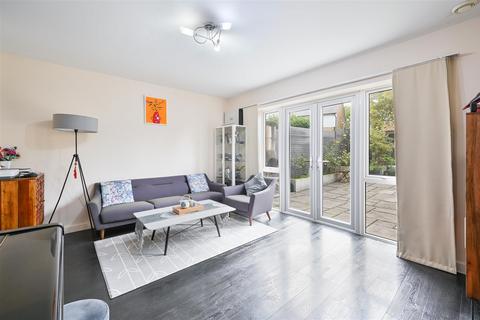62 Redwood Drive, Epsom, KT19 8FL