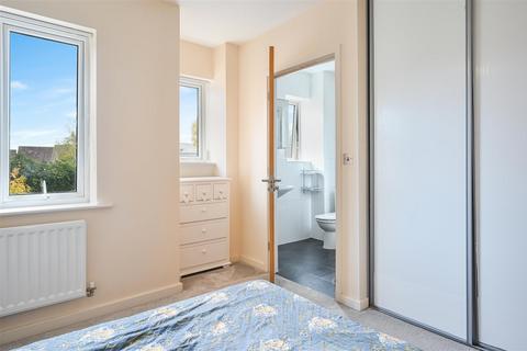 62 Redwood Drive, Epsom, KT19 8FL