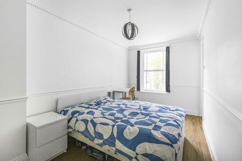 4 bedroom flat to rent, Clarence Mews, London SE16