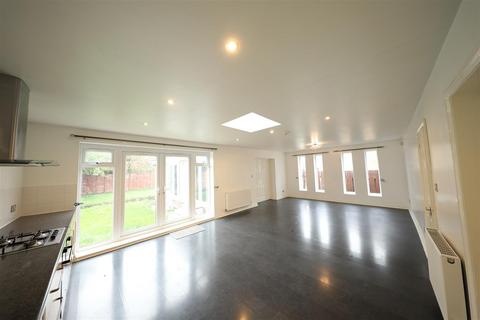 undefined, Kenmore Drive, Hull
