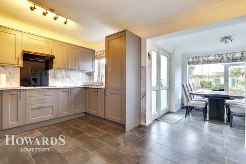 3 bedroom chalet for sale, Edgerton Road, Lowestoft