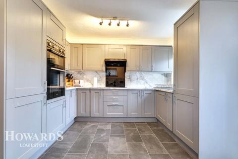 3 bedroom chalet for sale, Edgerton Road, Lowestoft