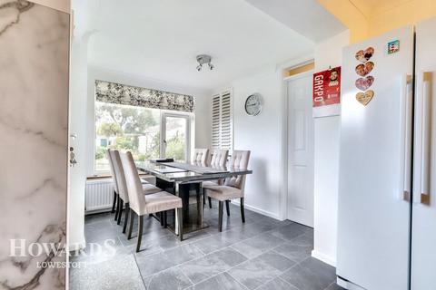 3 bedroom chalet for sale, Edgerton Road, Lowestoft