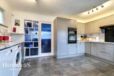 3 bedroom chalet for sale, Edgerton Road, Lowestoft