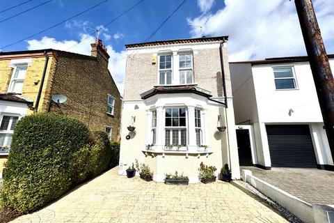 3 bedroom detached house to rent, Burcharbro Road, London SE2
