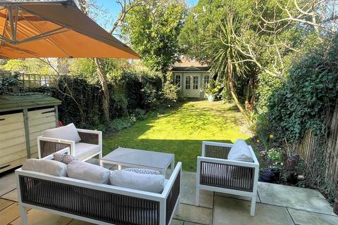 3 bedroom detached house to rent, Burcharbro Road, London SE2