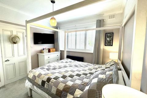 3 bedroom detached house to rent, Burcharbro Road, London SE2