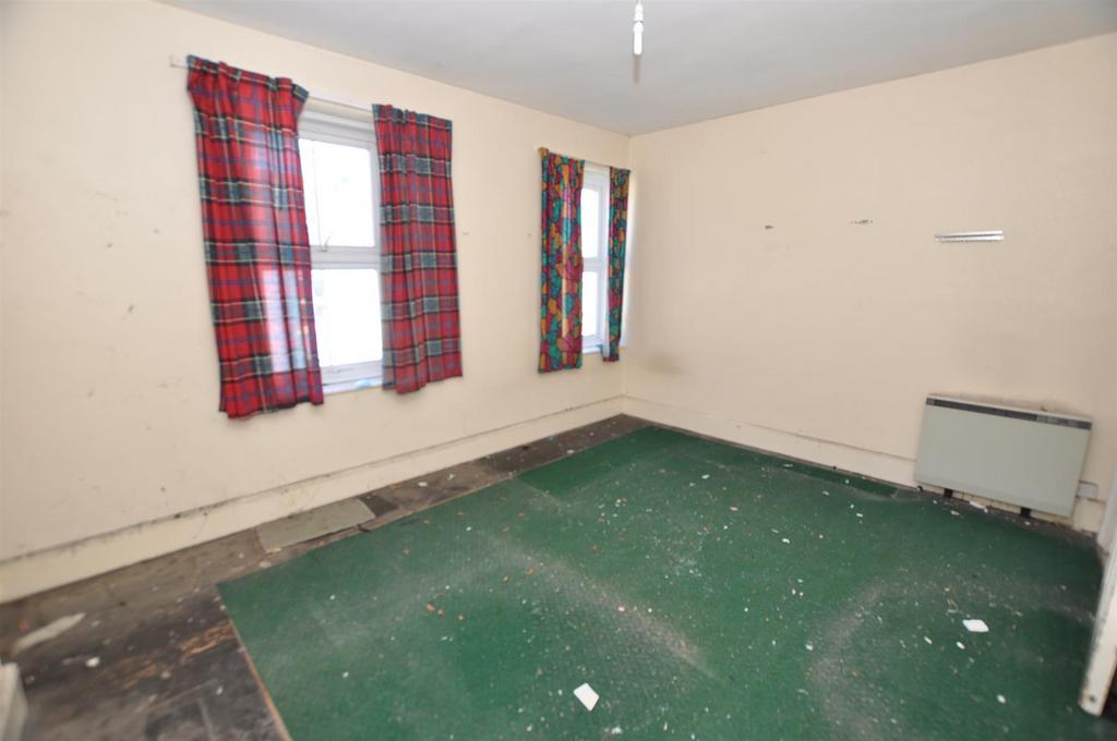 Front bedroom 2