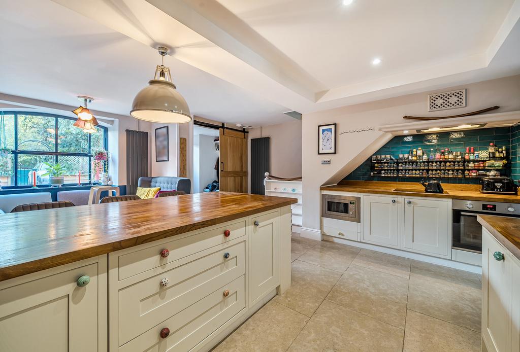 1370362-8-68ffa72...