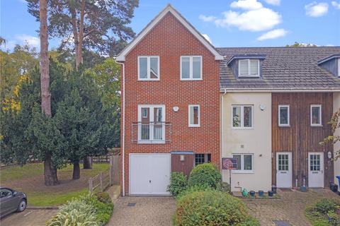 19 Brook Avenue, Ascot, SL5 7QW