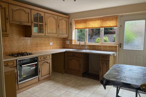 4 bedroom detached house to rent, Robsons Drive, Huddersfield HD5