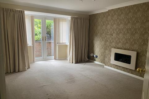 4 bedroom detached house to rent, Robsons Drive, Huddersfield HD5