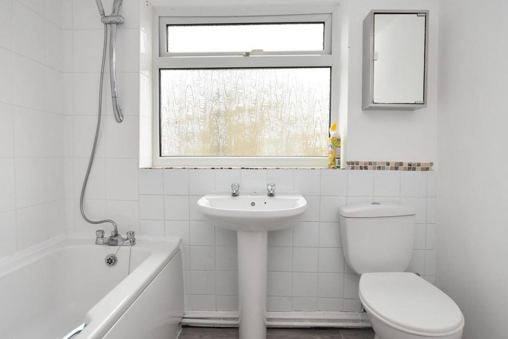 Bathroom 2.JPG
