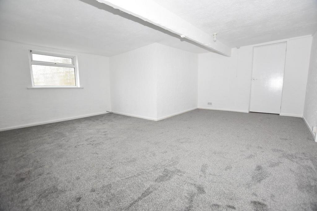 Bedroom 1 4.JPG