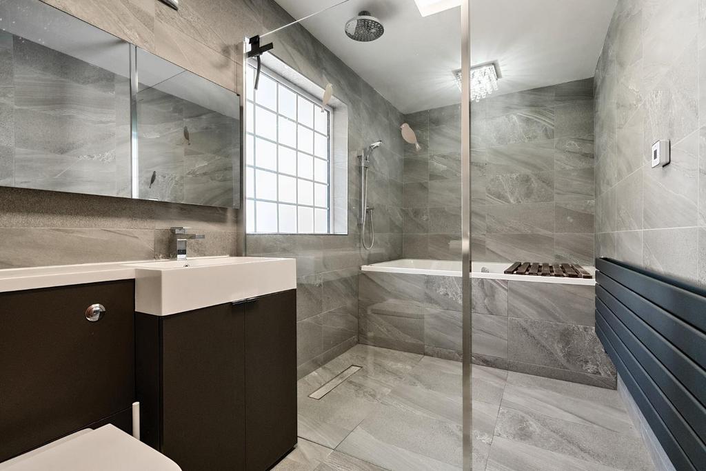 Family Bathroom.jpg
