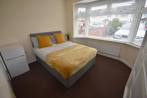 1 bedroom in a house share to rent, Byron Avenue, Hounslow, TW4