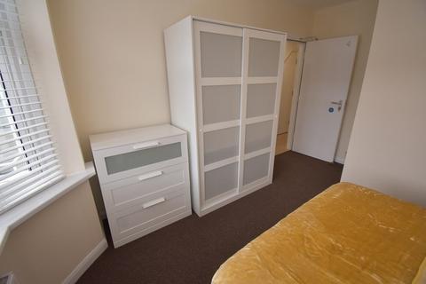 1 bedroom in a house share to rent, Byron Avenue, Hounslow, TW4