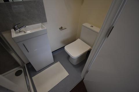 1 bedroom in a house share to rent, Byron Avenue, Hounslow, TW4