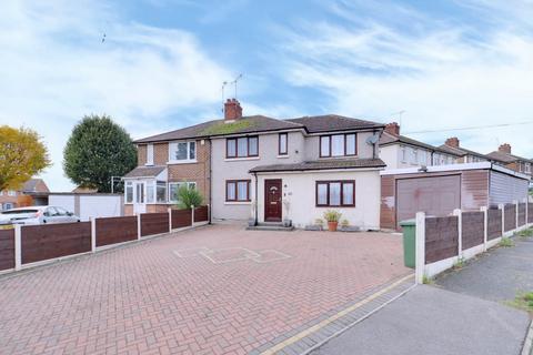 Hall Avenue, Aveley RM15