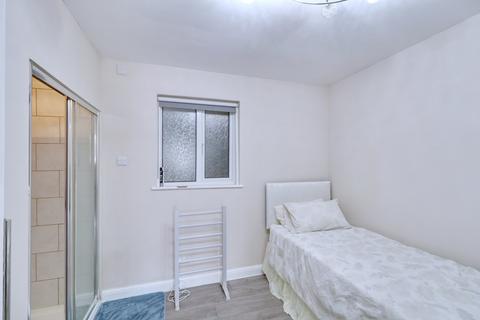 undefined, Hall Avenue, Aveley RM15