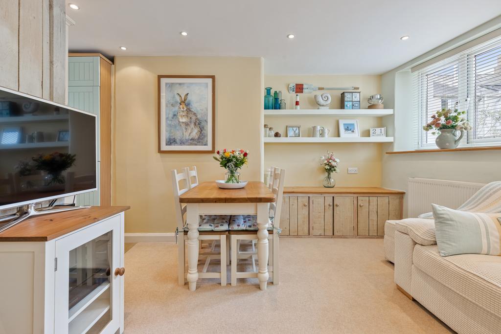 9 Dining Table Porthole Baileys Meadow Stoke Flemi