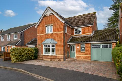 3 bedroom detached house for sale, Larksfield, Horley