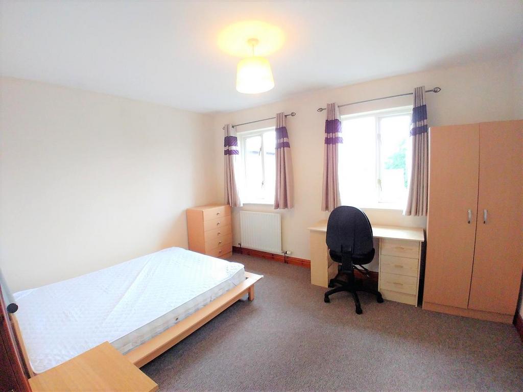 8 bed2.jpg