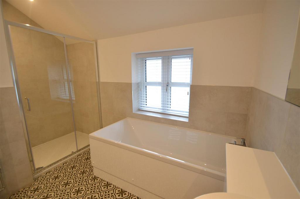 Family bathroom 2 .JPG