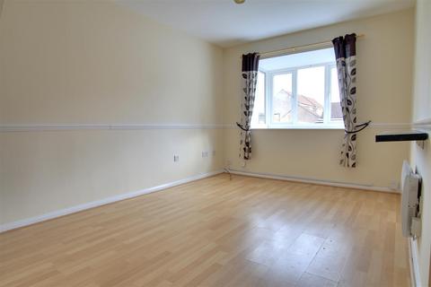 2 bedroom house to rent, Welland Close, St. Ives