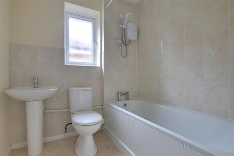2 bedroom house to rent, Welland Close, St. Ives