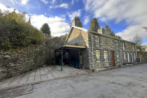 undefined, Triangle Cwmdauddwr