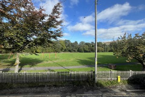 undefined, Triangle Cwmdauddwr