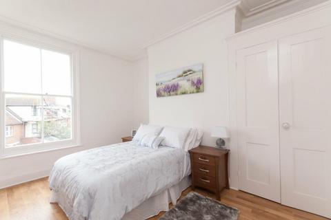 2 bedroom flat to rent, Cheriton Road, Folkestone CT20