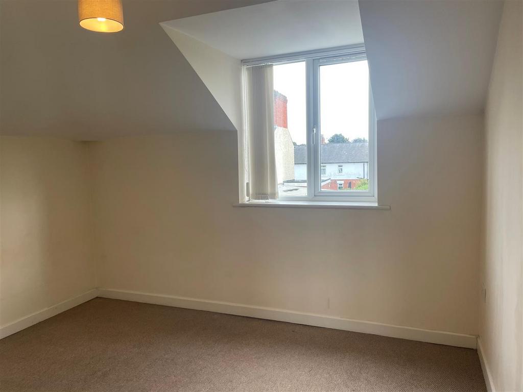 Large bedroom..jpg